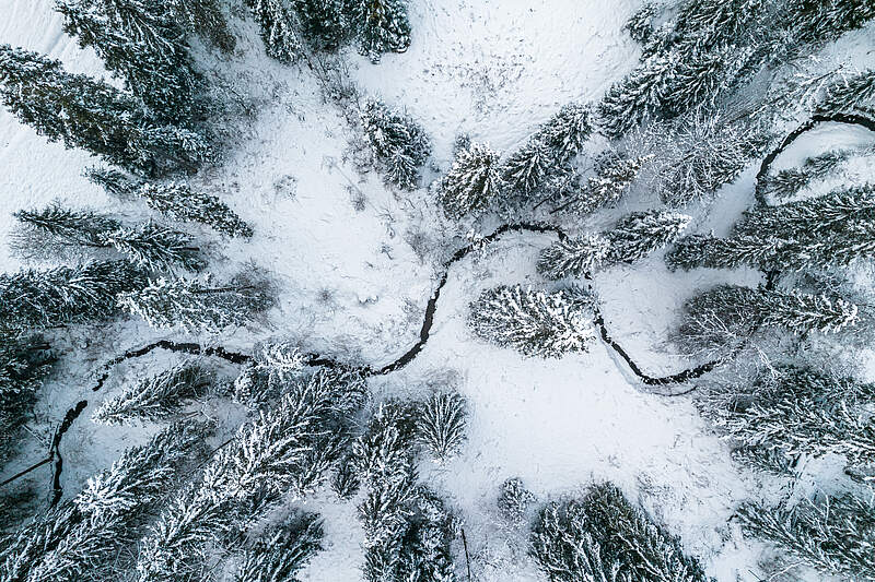 Winterlandschaft mit gefrorenem Fluss