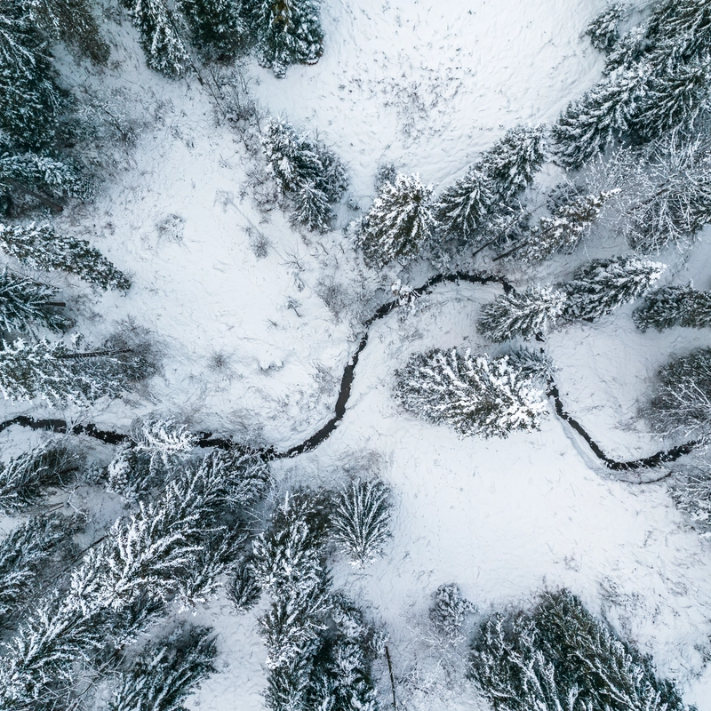 Winterlandschaft mit gefrorenem Fluss