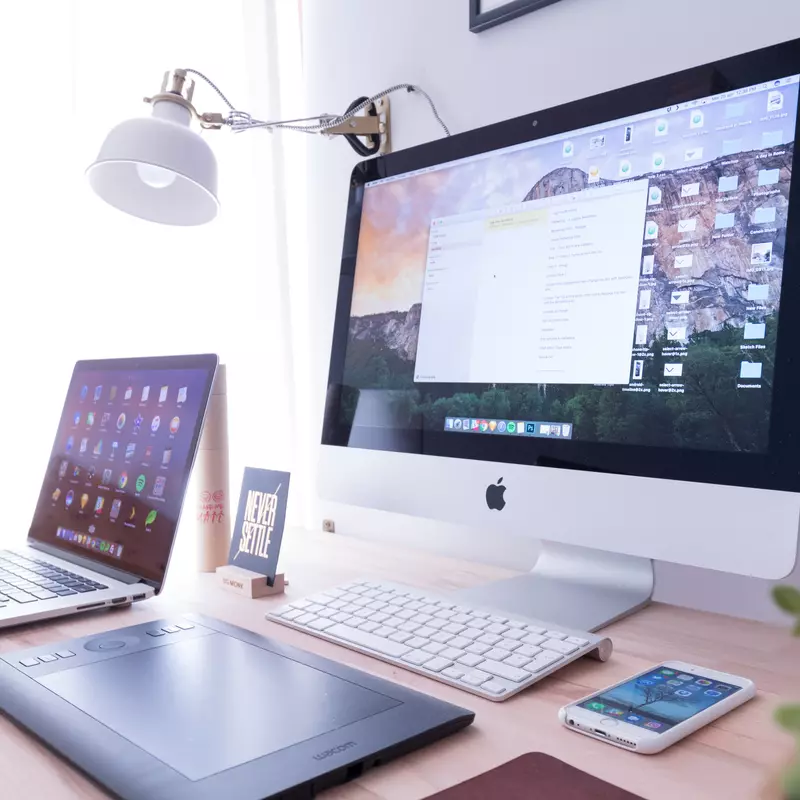 heller Arbeitsplatz mit Macbook und iMac zur Webentwicklung